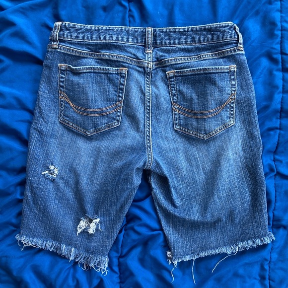 Distressed Cut Off Jean Shorts; cut off and distressed 5-pocket fringed hem - Picture 4 of 4